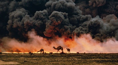 National Geographic, Kuwait, 1991, photo by Steve McCurry, courtesy The Annenberg Space for Photography
