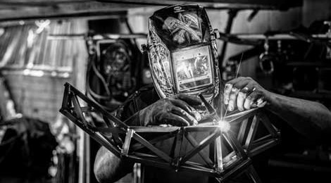 Chas Smith welding on a Nancy Rubins' piece. Photo by Rainer Hosch.