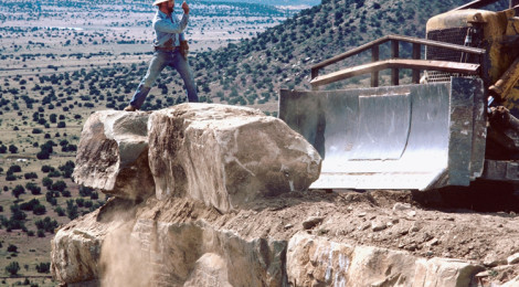 Charles Ross constructing Star Axis near Las Vegas, New Mexico, 1976, from Troublemakers: The Story of Land Art, a film by James Crump, photograph © Elizabeth Ginsberg.