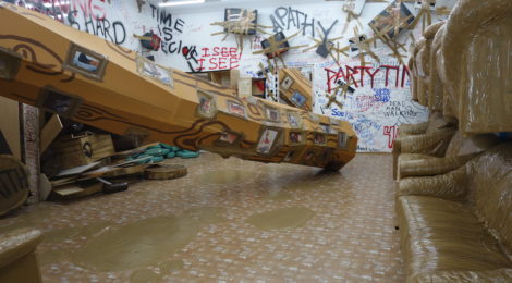 Thomas Hirschhorn: Stand-alone, Installation view at The Mistake Room, Los Angeles, 2016. Image courtesy of The Mistake Room and Coleccion Isabel y Agustin Coppel (CIAC).