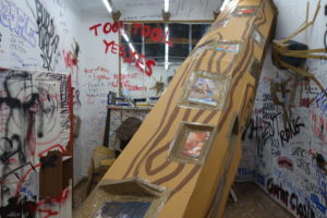 Thomas Hirschhorn: Stand-alone, Installation view at The Mistake Room, Los Angeles, 2016. Image courtesy of The Mistake Room and Coleccion Isabel y Agustin Coppel (CIAC). 