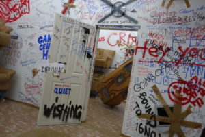Thomas Hirschhorn: Stand-alone, Installation view at The Mistake Room, Los Angeles, 2016. Image courtesy of The Mistake Room and Coleccion Isabel y Agustin Coppel (CIAC). 