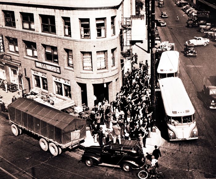 Two Buses Set Out: Japanese American Photography, History, and Memory